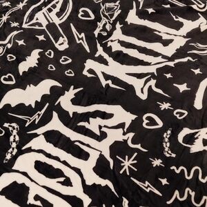 DOLLSKILL SUPER SOFT THROW FULL/QUEEN 66 BY 76 APPROXMATLY BLACK/ WHITE